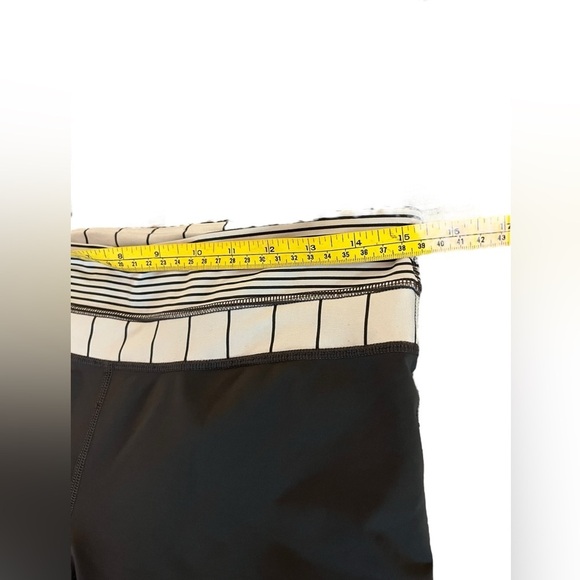 LULULEMON Run Inspire Crop Grey Angel Wing Slalom & White Quiet Stripe Size 8/10 - Picture 8 of 9